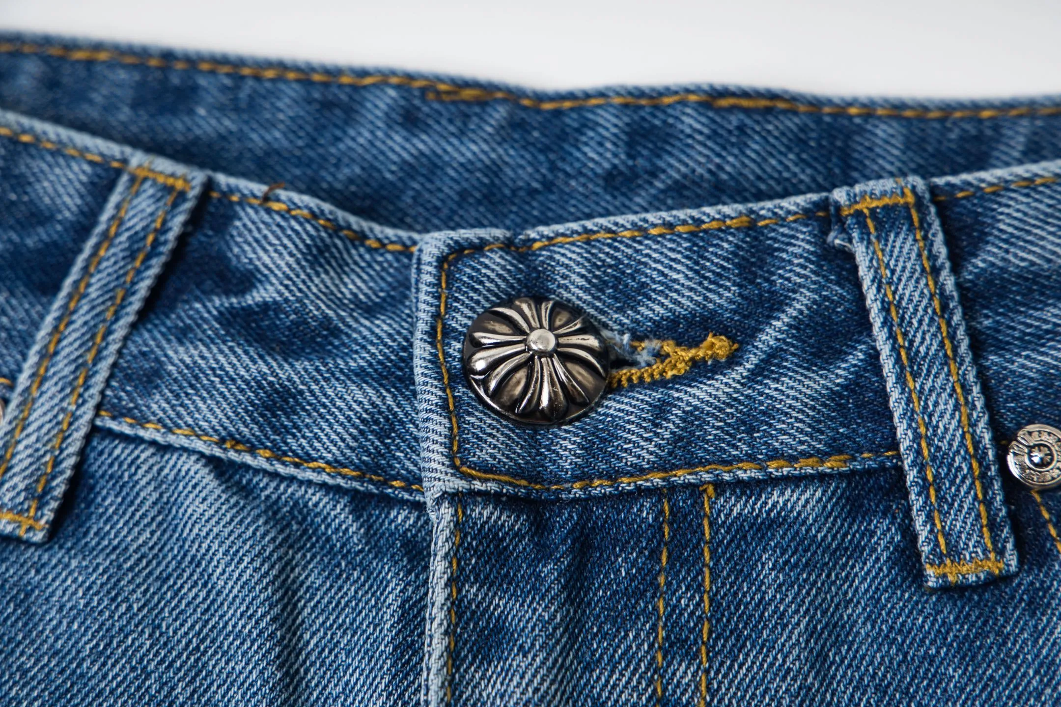 P240 💰 (Top version) Chrome Hearts Jeans Blue Library and White Leather It is well known that chromehearts jeans will use vintage Levis jeans as the base for creation. They usually add their own unique silver buckles and silver ornaments, plus leather embellishments. This is the reason why the value of these vintage jeans doubles, because the base is vintage jeans, and the jeans themselves have been very soft and comfortable after years of baptism. This can be distinguished from ordinary jeans. Regarding the size, you should also refer to the pants data. Color: blue Size: 28-30-32-34-34 (corresponds to S-M-L-XL-XXL)